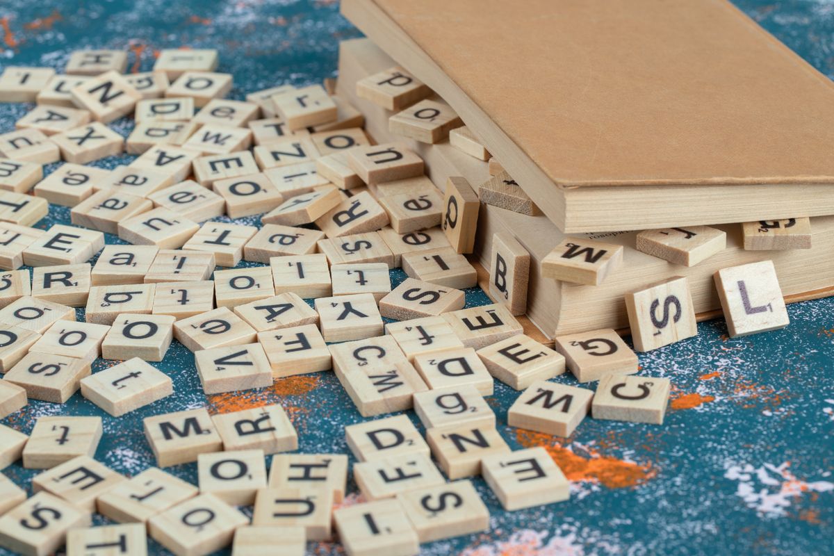 libro cubierto con piezas de madera del juego Scrabble
