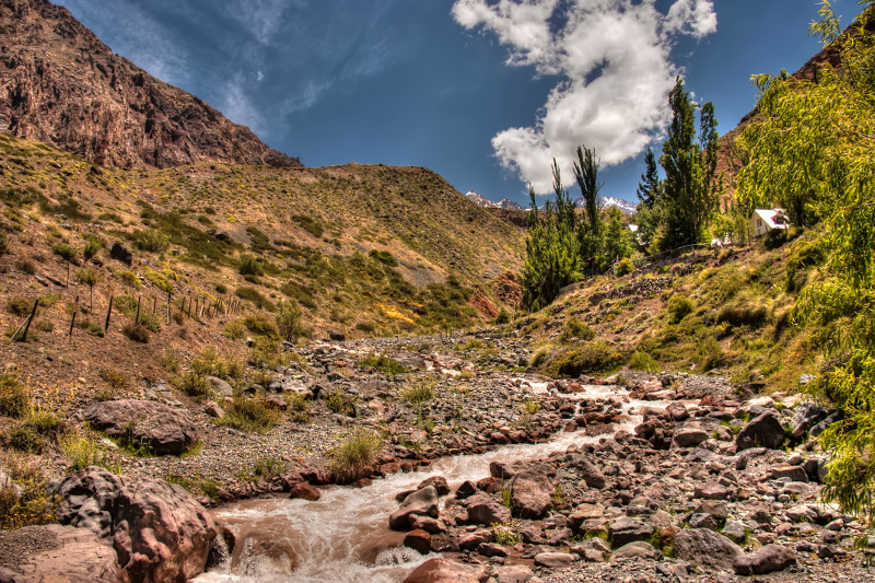 Quebrada del rio Maipo, con vegetación típica de la zona central de Chile